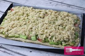 Für den belag den rhabarber putzen, waschen und gut trocken tupfen. Rhabarber Kuchen Mit Hefeteig Und Streuseln Sandras Kochblog