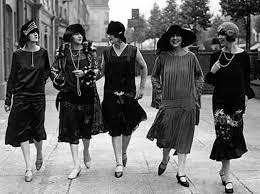 Gli anni '30 vedono una donna emancipata, ma delicata, mai aggressiva, vestita in modo ricercato, sobrio ma sempre sofisticato. Moda Anni 20 Soul Sisters Flapper Girl Costume Diy 1920s Fashion
