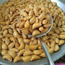 Bismillah tembosa.rupa mcm karipap, kulit tembosa juga sama mcm kulit karipap, bezanya pada inti tembosa yg diperbuat dari isi ikan. Karipap Mini 100 Inti Serunding Ikan Photos Facebook