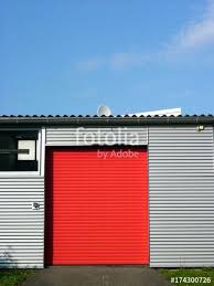 Rotes Rolltor In Einem Flugzeughangar Aus Wellblech Am Segelflugplatz In Oerlinghausen Bei Bielefeld Im Teutoburger Wald In Wellblech Teutoburger Wald Rolltor