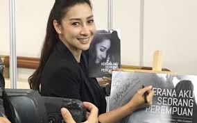 Biarpun, mempunyai masalah dalam rumahtangga, rita kini dilihat semakin giat dengan perniagaan product kecantikan rs collagen dan tetap menjalankan tanggungjawab sebagai ibu dan selebriti. Pengakuan Mengejutkan Rita Rudaini Langsung Nikah Di Gudang Beras Iluminasi