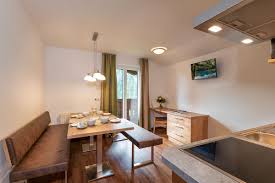 Besuchshund luna mit frau riepert, friseur oder gymnastik. Ferienwohnungen Wagrain Haus Katja Salzburger Land