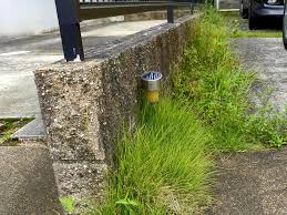 駐車場の防草対策、コンクリートの隙間を防草シートと砂利で対策しました。 | MiyaBee-Craft