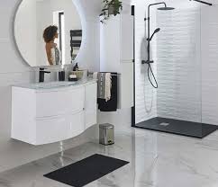 Idée salle de bain noir et blanc de petite surface, photo par mikkel vang. Inspiration Deco Le Noir Et Blanc Pour La Salle De Bains En 16 Photos