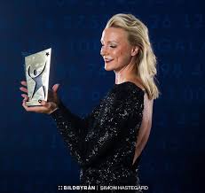 I bassängerna och när det var dags för de retroaktiva utmärkelserna på idrottsgalan gick hon i en designad klänning ledigt i in rollen som kvällens. Facebook