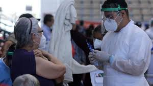 Hoy a partir de las 09h00 los adultos mayores de 65 años en adelante podrán registrarse en la página web www.planvacunarse.ec para acceder a la primera vacuna contra covid 19. Vacunacion Para Adultos Mayores En Ecuador Como Registrarse En Msp Mediante Mensaje De Texto As Com