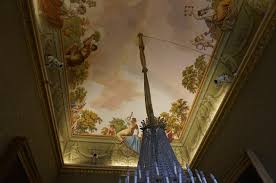 Cetatenii romani din afara romaniei pot sa voteze la ambasada romaniei din tara respectiva, la sediul consulatelor acesteia sau in alte puncte organizate de aceasta. Palatul Caserta