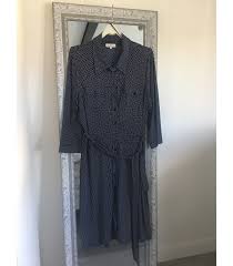 Trouver dans un magasin non disponible en magasin. J Riu Robe Chemise Bleue Marine A Pois Blanc