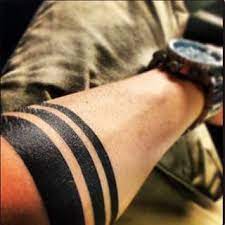 In the mandalorian, former rebel shock trooper cara dune has a distinctive ring of bars tattooed around her bicep. Pin Auf Armbander