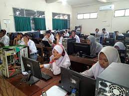Tidak seperti sma yang akan memilih penjurusan di tahun kedua, di smk kamu akan dibiarkan memilih sejak awal masuk sekolah. Apa Yang Dipelajari Di Jurusan Tkj Smk Bina Harapan Smk Bina Harapan