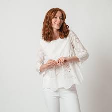 A very romantic style for this skirt composed of a beautiful harmony of fabrics. Blouse Broderie Anglaise Dora 3 Suisses