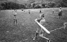 Oina (sau hoina) este un joc sportiv tradițional românesc. Oina A Fost AleasÄ Sportul NaÈional Al Romaniei Dar PuÈini Romani Ètiu Ce I Asta