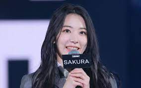元IZ*ONE・宮脇咲良が涙ぐみ…「イジメ」疑惑で活動休止、炎上した“問題動画”の中身 | 文春オンライン