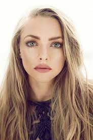 lange blonde haare blaue augen und porzellanteint schwarzes kleid mit spitzenelementen make up augen blonde haare blaue augen blonde grune augen