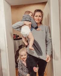 Das foto zeigt einen intimen moment zwischen den frischgebackenen eltern. Bald Vierfache Mama Nina Bott Wollte Schon Sehr Jung Kinder Promiflash De