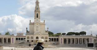 Tropas russas vandalizam imagem de Nossa Senhora. Santuário de Fátima  disponível para oferecer outra