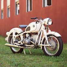 Elegance In Motion The 1962 Bmw R60 2 Classic German Motorcycles Motorcycle Classics Bmw Vintage European Motorcycles Motorcycle