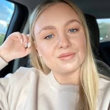 Molly Cheek's Instagram, Twitter & Facebook