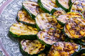 Cuando la cebolla ya esté prácticamente lista incorpora el calabacín que ya se habrá cocinado en el microondas (escúrrelo bien antes de añadirlo) y revuélvelo todo 2 minutos a fuego medio. Calabacines A La Plancha 7 Recetas Faciles Unareceta Com