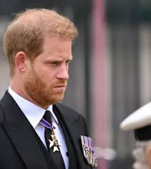 Charles III la main rouge et gonflée : de quoi souffre le nouveau roi  d'Angleterre ?