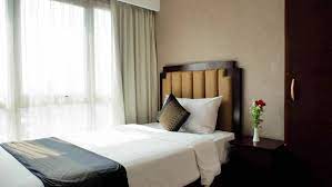 Kamar tidur bintang lima dari segala sudut pandang tidur di ranjang dengan kenyamanan yang berkualitas selayaknya hotel. Title