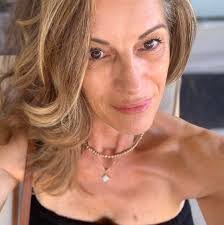 Lindsay Waggoner's Instagram, Twitter & Facebook