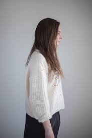 Jakken strikkes derfor med erstatningsgarnet drops melody beige som nesten. Bloom Genser Hullmonster Strikkegenser Dame Av Hipknitshop