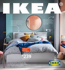 La poltroncina non è un elemento a sé stante, da collocare al centro di un ambiente asettico, ma un oggetto che deve fondersi con altri oggetti, creando un equilibrio armonico. Catalogo Ikea 2021