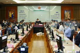 สุชาติ ชมกลิ่น รมว.แรงงาน ได้ขออาสาท้าชกกับ เต้ มงคลกิตติ์ แทนนายกรัฐมนตรี พร้อมกับโชว์คลิปตอนซ้อมชกมวย และยังบอกอีกว่าผมเป็นอดีตนักมวย. à¸ª à¸Šà¸²à¸• à¸Šà¸¡à¸à¸¥ à¸™ 4