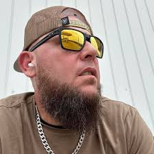 Needing a lawn care guy for my houses in Melbourne. Must be a licensed and  insured company. Please message me if interested.