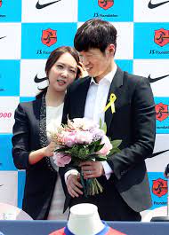 2008년 fc 바르셀로나와의 경기 후의 박지성. Ajjdyybkwriyhm