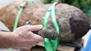 Erst das niedrigwasser des rheins hatte dazu geführt, dass man die 500 kilogramm schwere bombe bei neuwied gefunden hat. German Town Evacuated Over Ww2 Bomb Bbc News