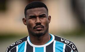 Musa do Chelsea doa ingresso para torcedor: 'Não poderia ter encontrado  pessoa melhor '