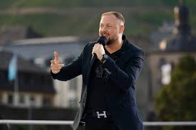 Deutschland sucht den superstar gibt's auch auf www.tvnow.de zu sehen. Der Poptitan Zuckt Seine Goldene Cd Diesen Samstag Um 20 15 Uhr Bei Rtl Ufa