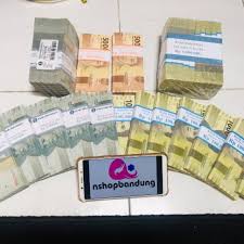 Nagita bagikan uang gepokan untuk team rans entertainment (dok. Paket Mahar Pernikahan 1000 Dan 2000 Gepok Penukaran Uang Baru Shopee Indonesia