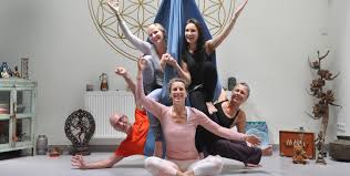 Maybe you would like to learn more about one of these? Dana Aerial Yoga Das Ubungsbuch So Ham