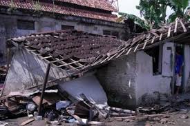 Gempa bumi adalah guncangan atau getaran di permukaan bumi akibat pergeseran lapisan batuan di dasar permukaan bumi. Peringatan 15 Tahun Gempa Bumi 57 Detik Guncang Yogyakarta