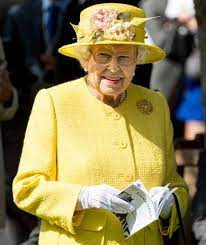 How To Dress Like Members Of The Royal Family For Halloween Queen Hat Single Breasted Trench Coat Queen Elizabeth