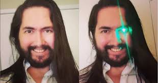 Người đàn ông gắn đèn LED vào mắt để biến mình thành "robot sinh học"