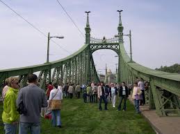 Experienceliberty bridge (szabadsag hid).promoting your link also lets your audience know that you are featured on a rapidly growing travel site.in addition, the more this page is used, the more we will. Budapest A Fuvesitett Szabadsag Hid Az Eu Csatlakozas Napjan 2004 Majus 1 Mapio Net