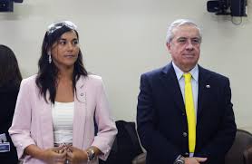 La presidenta del colegio médico, izkia siches, aseguró que el gobierno se comprometió a entregarles información más detallada que les permita entender los argumentos y los criterios de las. Alza En Casos De Covid 19 Manalich Niega Mensajes Ambivalentes Pero Izkia Siches Asegura Que La Nueva Normalidad Fue Un Paso En Falso El Mostrador