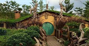 Paraland menyediakan beberapa spot foto dengan background yang sangat keren. 5 Wisata Rumah Hobbit Di Indonesia Ini Cocok Buat Liburan