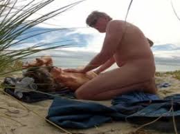 Nous assistons ici à une humiliation haut de gamme avec une chienne sm soumise qui va se faire frapper par son maître devant des voyeurs sm pervers puis qui va ensuite être forcée de sucer toutes les queues présentes puis elle se fera défoncer uniquement pas son bourreau pendant qu'elle suce ! Le Pervers Touche La Chatte D Une Inconnue Sur La Plage Video Sur Bonporn Com