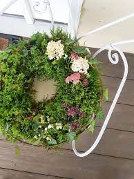 Der herbst ist zweifellos eine der schönsten jahreszeiten. Diy Mooskranz Einfach Selbstgemacht Und Frisch Aus Der Natur Mrs Greenery