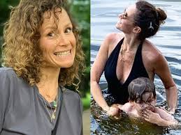 Nie dostała się do akademii teatralnej, więc rozpoczęła naukę w studium ceramicznym. Monika Mrozowska Oskarzona O To Ze Zawstydza Dzieci Bo Pozuje Przy Nich W Kostiumie Kapielowym Gdzie Jakis Dobry Smak