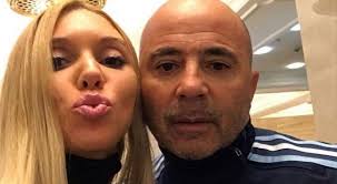 Mauro icardi quedó fuera de la selección nacional de fútbol por decisión de jorge sampaoli, quien ahora está siendo duramente cuestionado tras el pésimo desempeño que el equipo argentino tuvo este jueves ante croacia. El Descargo De La Mujer Que Aparece En Las Fotos Con Sampaoli No Fui Acosada Mundo D