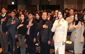 서울의소리 배현진 응징취재.막말 홍준표 잘 계시나? 20일 광화문 광장에서 열린 자유한국당 장외 집회와 대한 애국당 태극기 모독 집회에 참석하고 돌아가는 홍준표 키즈 배현진을 우연히. ë°°í˜„ì§„ ëŒ€ë³€ì¸ ì‚¬ì˜ í'œëª…í•˜ê³  í™ì¤€í'œ í™ì¹´ì½œë¼ ì œìž'ìžë¡œ ì¤'ì•™ì¼ë³´