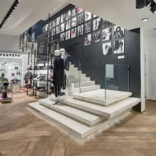 Als modezar sorgt er auch jenseits des laufstegs für furore. Store Des Tages Karl Lagerfeld In Munchen