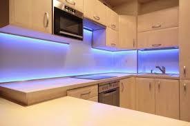 Fabricada en aluminio y vidrio, tiene incorporado sistema touch para el encendido y apagado. Resultado De Imagen Para Luz Led En Cocinas Kitchen Under Cabinet Lighting Under Cabinet Lighting Cabinet Lighting