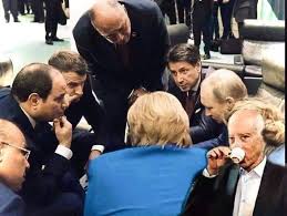 ندوة صحفية مشتركة للرئيسين قيس سعيد و إيمانويل ماكرون. Ø¨ÙŠÙ†Ù…Ø§ ÙƒØ§Ù† ÙŠØ´Ø±Ø¨ ÙƒØ§Ø¨ÙˆØ³Ø§Ù† Ù‚ÙŠØ³ Ø³Ø¹ÙŠØ¯ ÙŠØªÙ„Ù‚Ù‰ ØªÙ‚Ø±ÙŠØ±Ø§ Ù…Ù† Ù…Ø§ÙƒØ±ÙˆÙ† Ø¹Ù† Ù‚Ù…Ø© Ø¨Ø±Ù„ÙŠÙ† Ø­ÙˆÙ„ Ù„ÙŠØ¨ÙŠØ§ Actualites Tunisie Focus